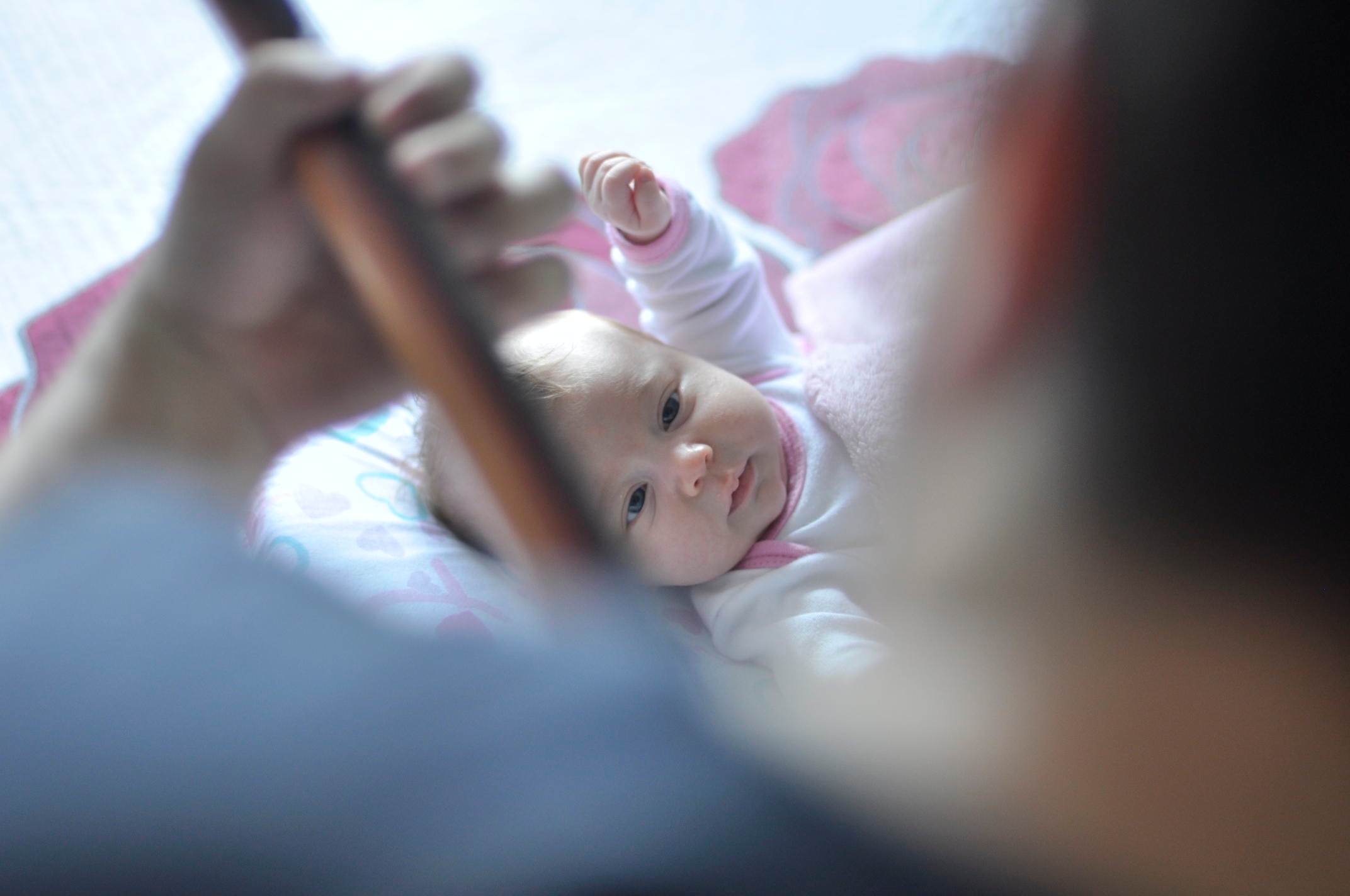 un neonato ascolta con attenzione il papà che suona la chitarra